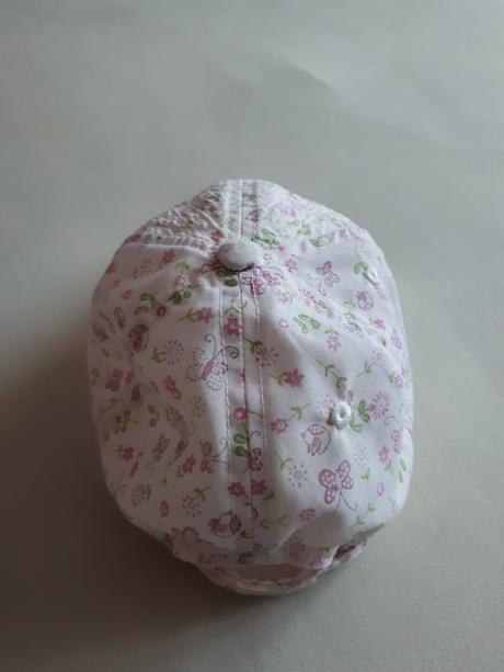 Dětská kšiltovka, bílá s kytičkama a motýlkama, 104