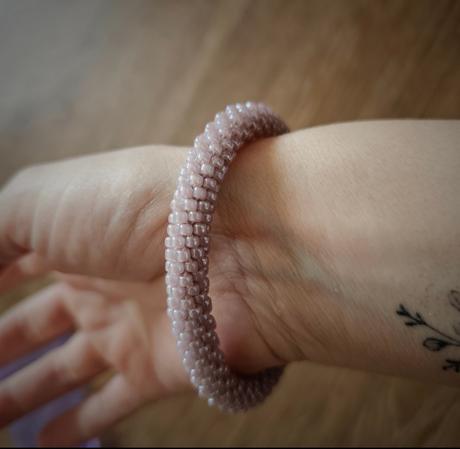 Háčkovaný korálkový náramek, 