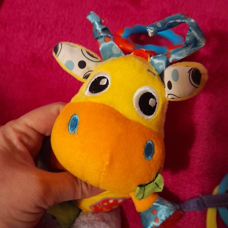 První hračka žirafka žlutá nádherná,