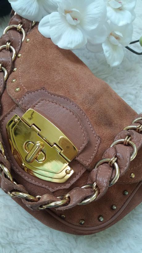 Malá béžová semišová kabelka přes rameno,