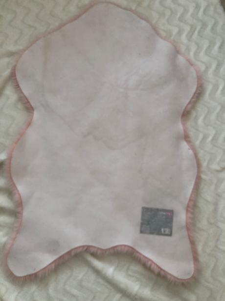 Ruzova kozesinka, koberec do dětského pokoje,