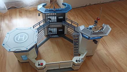 Policejní stanice playmobil,