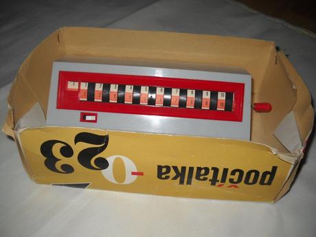 Retro dětská kalkulačka na kličku počítalka,