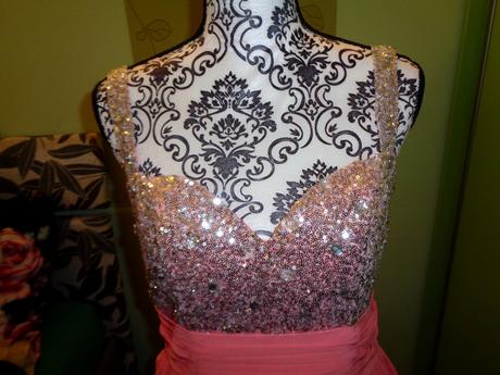 Nádherné lososové společenské šaty, 40