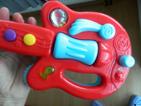 Dětská hrací kytara,