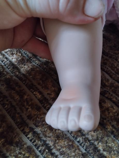 Značená porcelánová sedící panenka, 