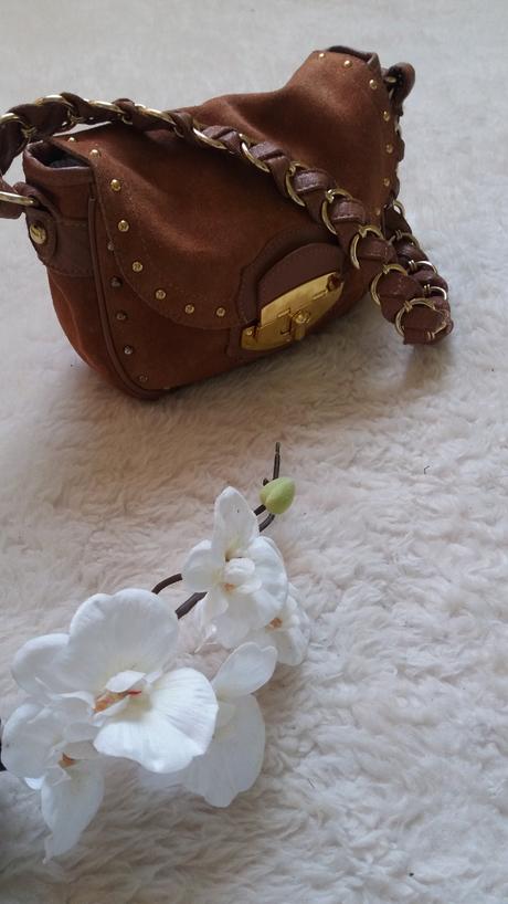 Malá béžová semišová kabelka přes rameno,