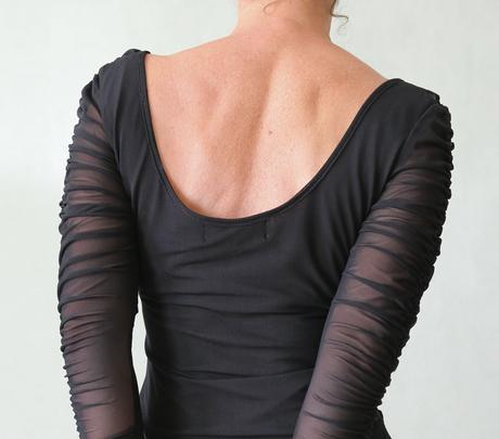 Řasené minišaty s průsvitnými rukávy cotton club v, l