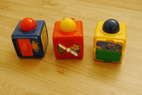 Fisher price 3 kostky chrastici - prvni hracky,