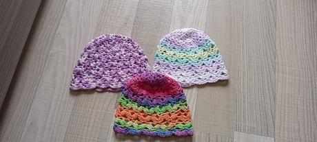 Háčkované čepičky, 98