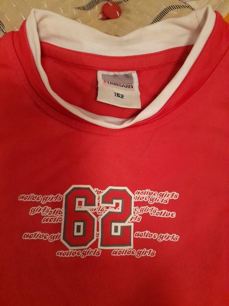 Červené sportovní triko ucourané rukávy zdarma, 152