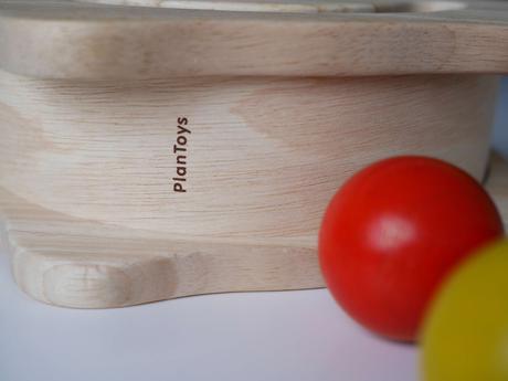 Dřevěná zatloukačka plan toys pro děti od 2 let,