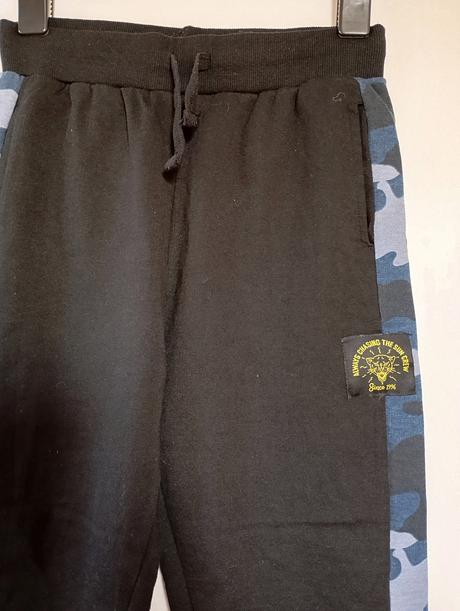 Chlapecké tepláky s modrými maskáčovými pruhy, sinsay,152