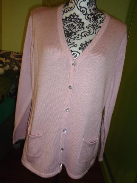 Pěkný světle růžový svetr s kapsami, 44