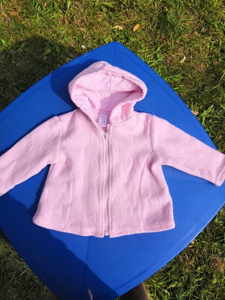 Mikina se srdíčky, 74