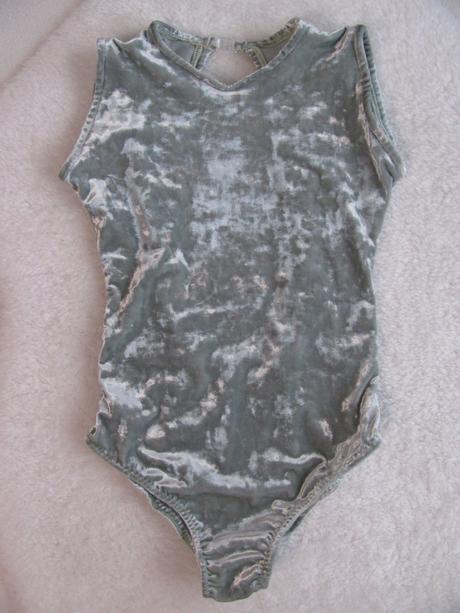 Krásný elastický mátový velurový gymnastický dres, 122