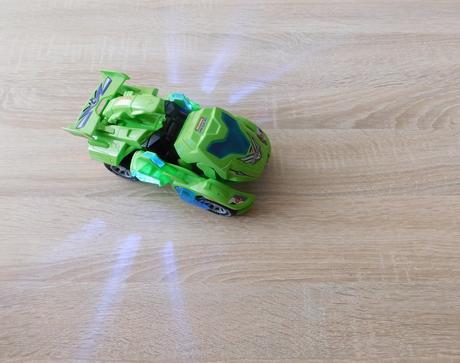 Transformující se dinosauří auto-yellcetoy, 