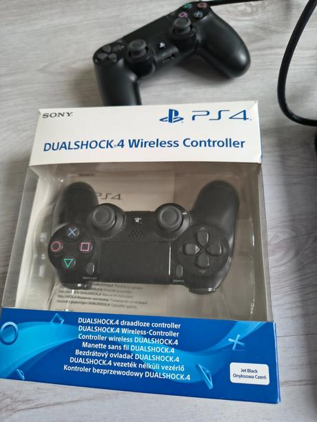 Sony playstation 4 slim, 500 gb , 2 ovladače+7her, 