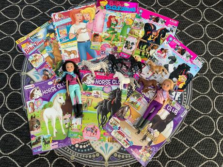 Sada koníkov, bábik jazdkýň a časopisov,