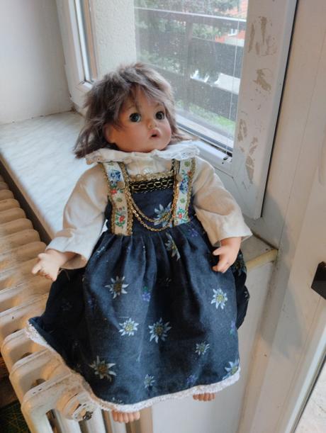 Značená sedící porcelánová panenka,