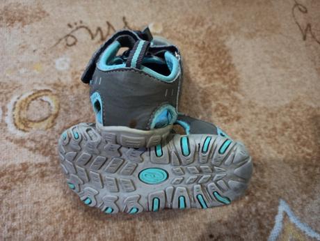 Sandály, kecky a bačkory, 26