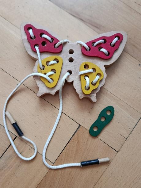 Motýl na provlékání, 