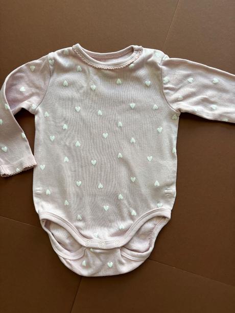 Body růžové se srdíčky - v.68, h&m,68