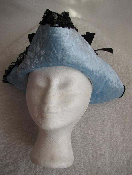 Karnevalový kostým- krásný modrý barokní klobouk,