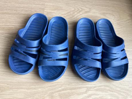 2x gumové pantofle, 33