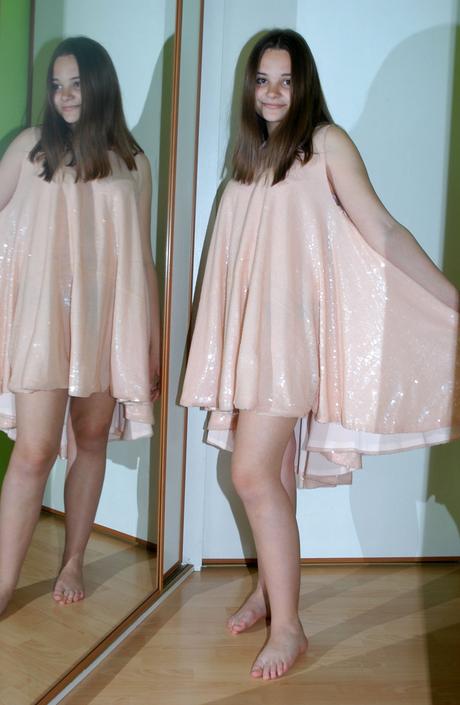 Slavnostní společenské krátké volné šaty s flitry, 36