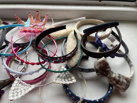 Velká hromada čelenek,