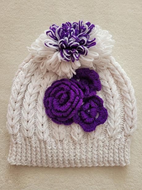 Zimní čepice zdobená květy, 104