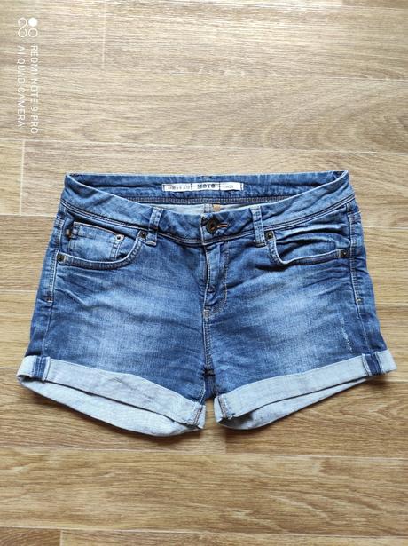 Džínové kraťasy, 38