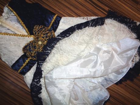 Pěkné modrobílé krajkové šaty se zlatem, 98