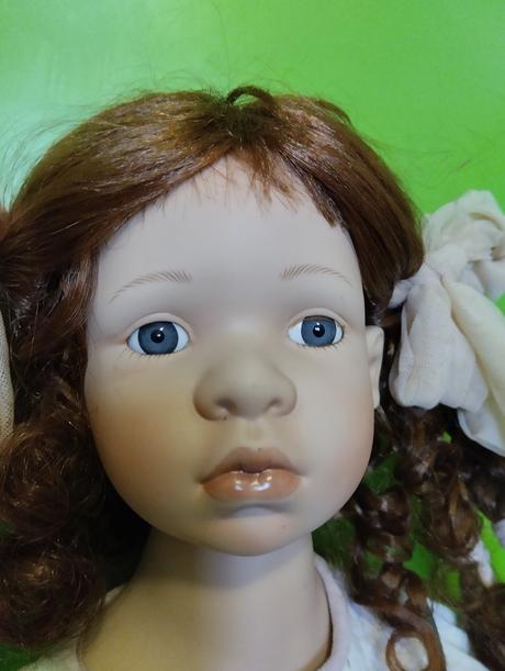 Značená mohutná porcelánová panenka,