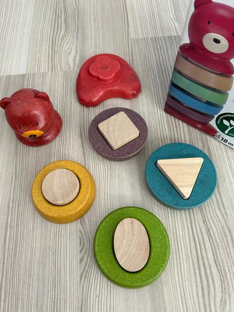 Plan toys vrstvící medvěd,