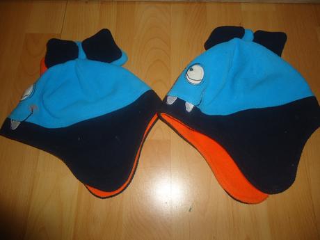 2 zimní čepičky, 92
