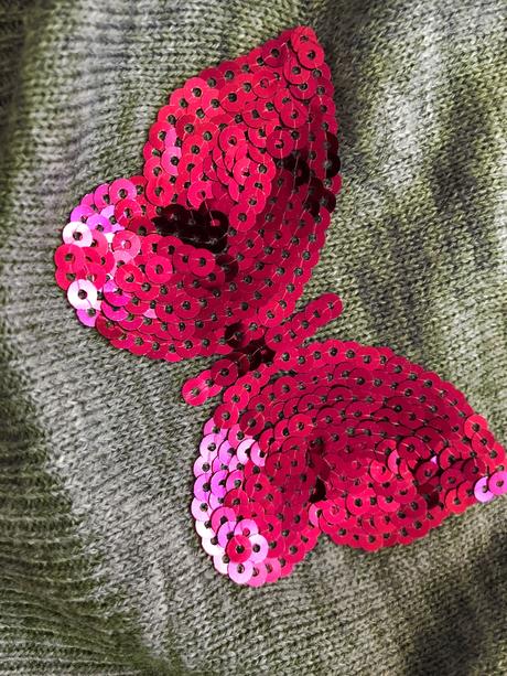 Sediva slaba cepice s motylkem, 