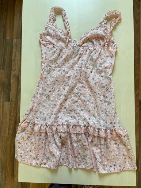 Nové růžové šaty s volánky, vel l spíše však méně, m