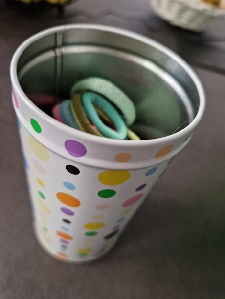 Plechová krabička s gumičkami do vlasů, 