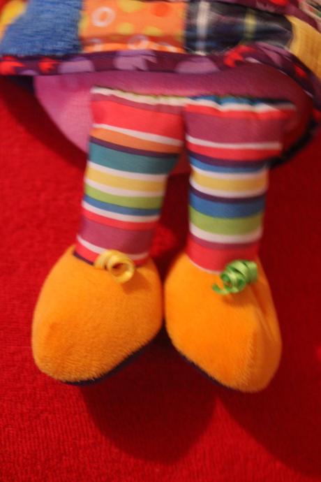 Chrastící panenka emilka lamaze,