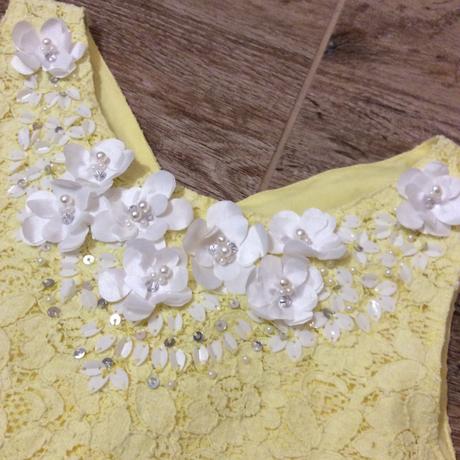 Krajkové šaty zdobené květinkami s perličkami, monsoon,122