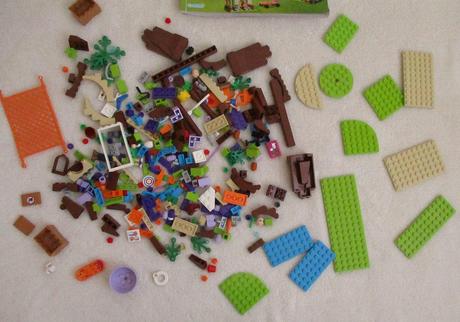 Lego friends mia a její domek na stromě,