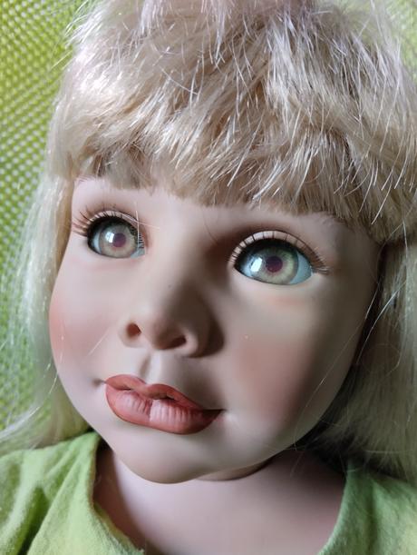 Značená mohutná porcelánová panenka, 