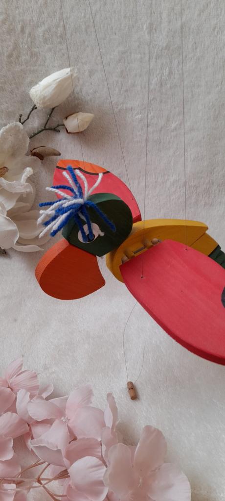 Závěsná hračka - papoušek dřevěný žíhaný, 