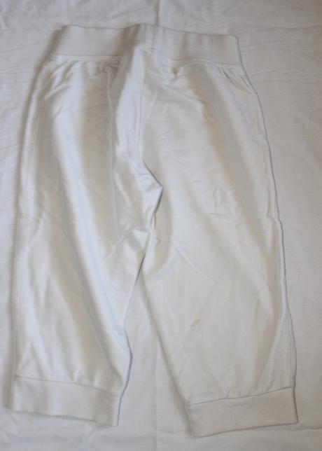 Ho33. bílé 3/4 tepláky se srdíčky 8-9 let, st. bernard,134