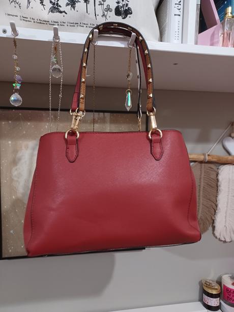Červená kabelka s řetízky na výměnu,
