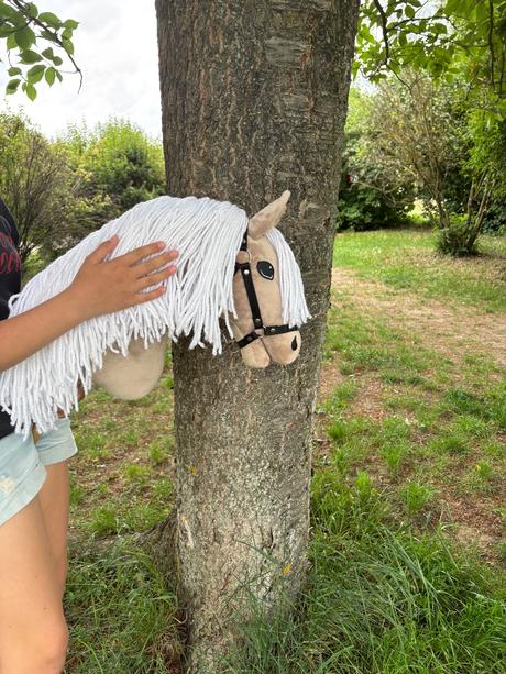 Koník hobby horse blondie s černou ohlávkou,