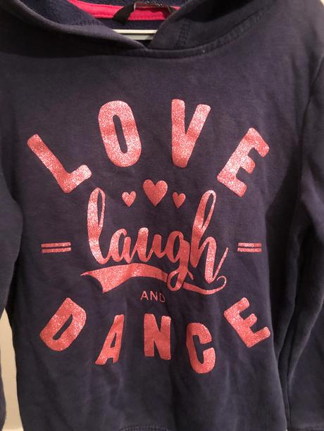 Modrá mikina s nápisy a růžovým zdobením, 116