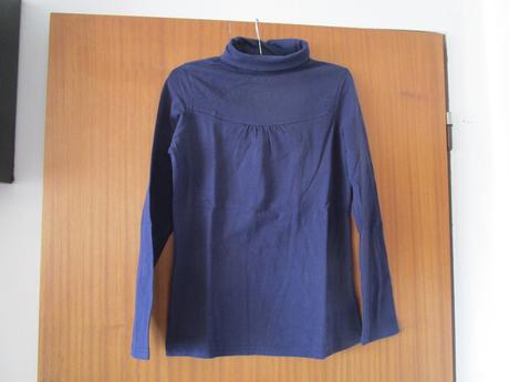 Pěkný tm. modrý bavl. rolák, vel. s, s